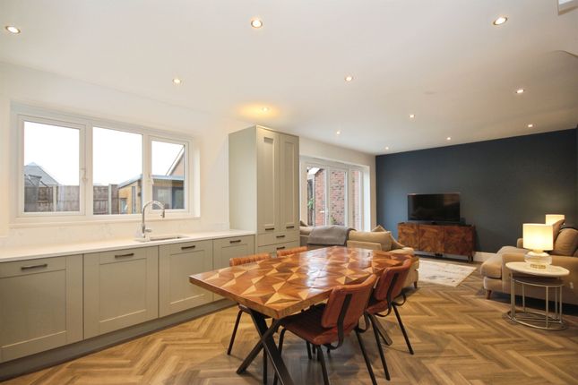 2, Oaktree Drive, Warwick photo 4