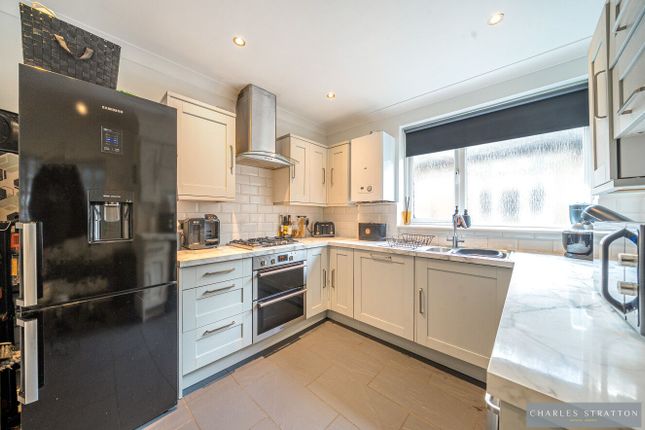 15a Lodge Avenue, Romford photo 3