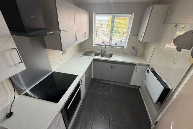 53, LUTON photo 3