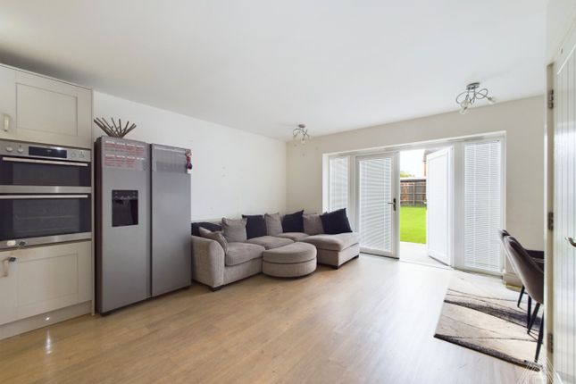 8, Windstar Drive, South Ockendon photo 3