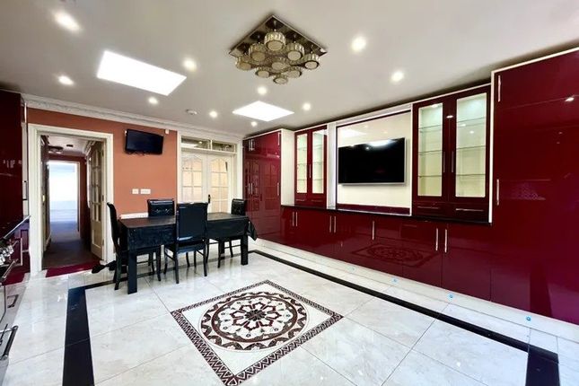 58 Hadley Gardens, SOUTHALL photo 2