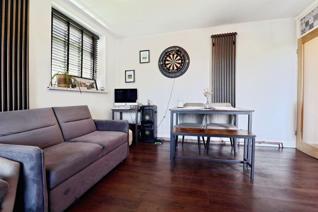 17 St Margaret Court, CARDIFF photo 3