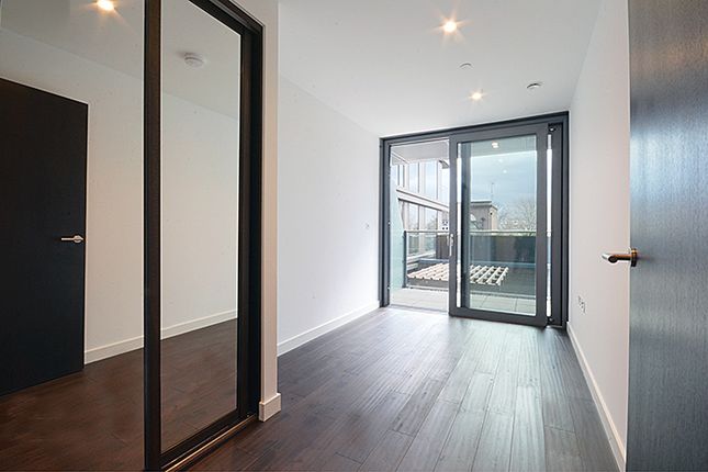 Flat to rent in Royal Mint Gardens, London