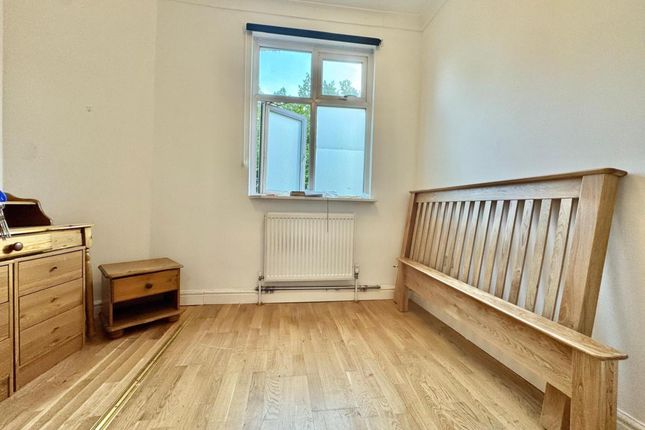Room 4 411 Norwood Road, LONDON photo 3