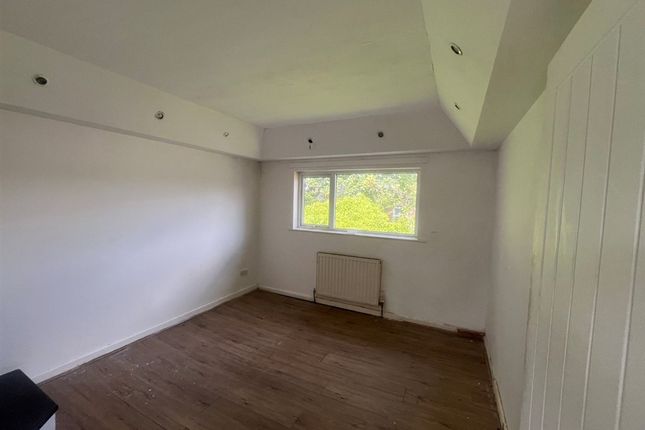 12, Alwin Road, OLDHAM photo 2