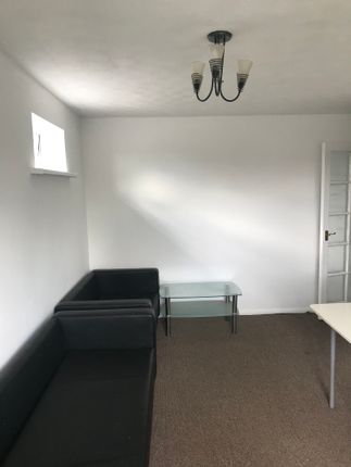 Flat to rent in Express Drive, Goodmayes, Ilford