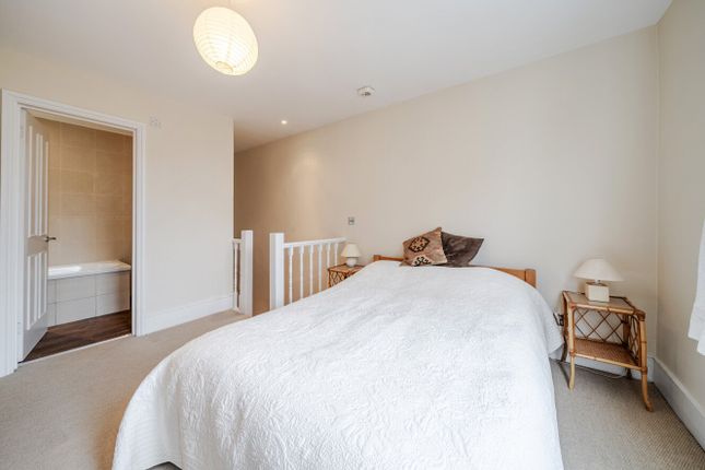 13A,, Marmion Road, London photo 4