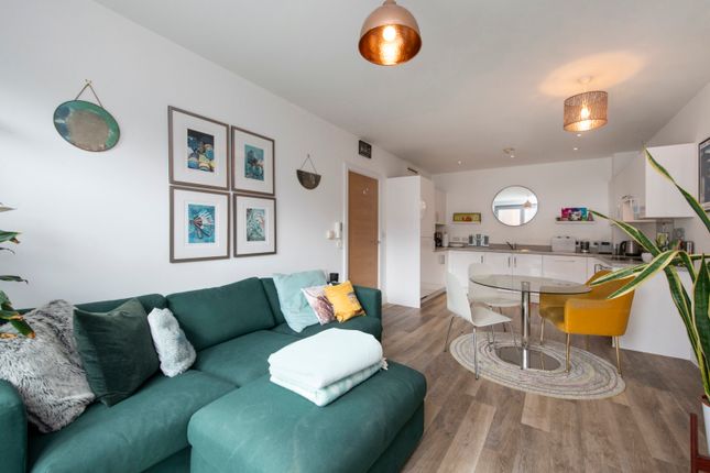 Flat for sale in Plaza Gardens, East Putney