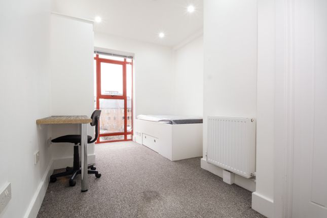 Flat to rent in South Street, Reading, Berkshire