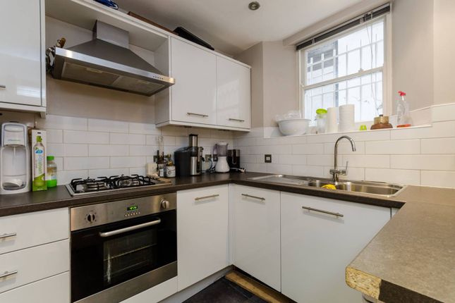 Flat to rent in Barclay Road, Fulham, London