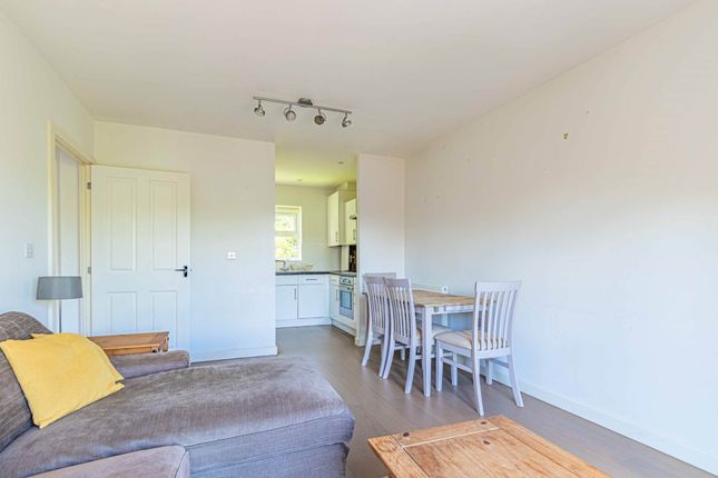 Flat to rent in Adrian Close, Hemel Hempstead