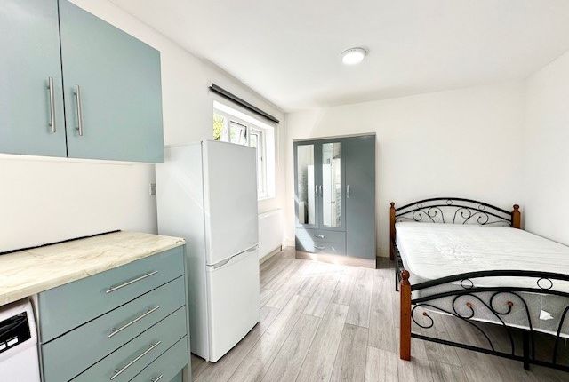 Thumbnail Studio to rent in Colin Crescent, London