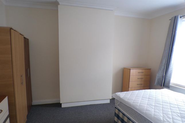 23, Recreation Crescent, Leeds photo 4