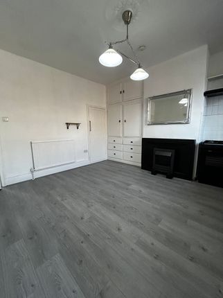 5 Knowles Lane, Batley photo 4