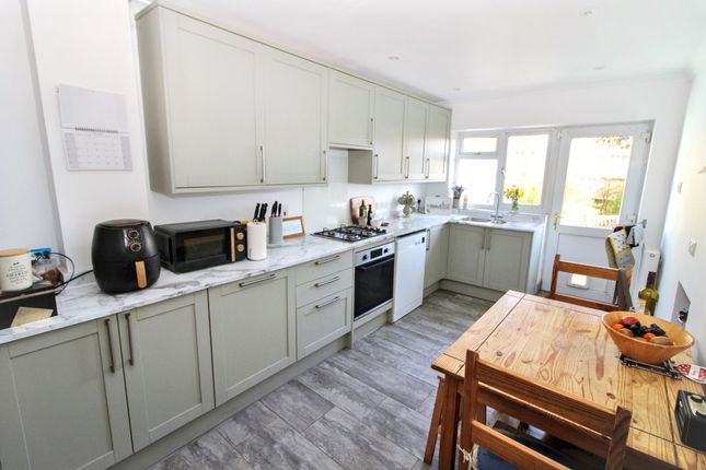 36 Hill Avenue, High Wycombe photo 2