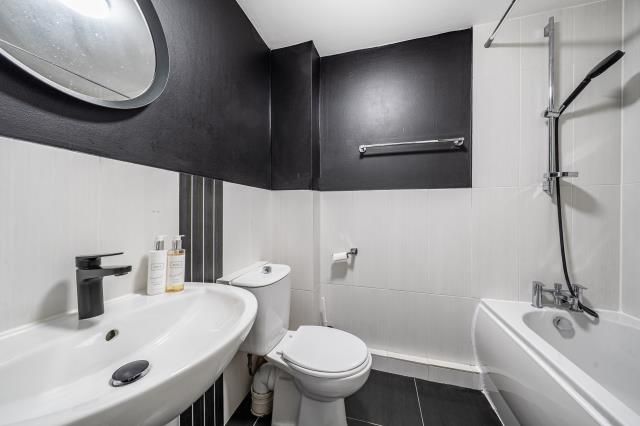 75, Albert Road, Bagshot photo 4