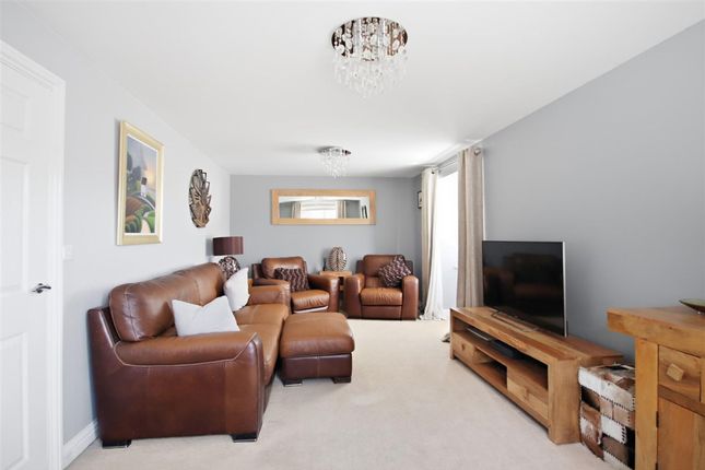 4 Steeple Grange, Chesterfield photo 2