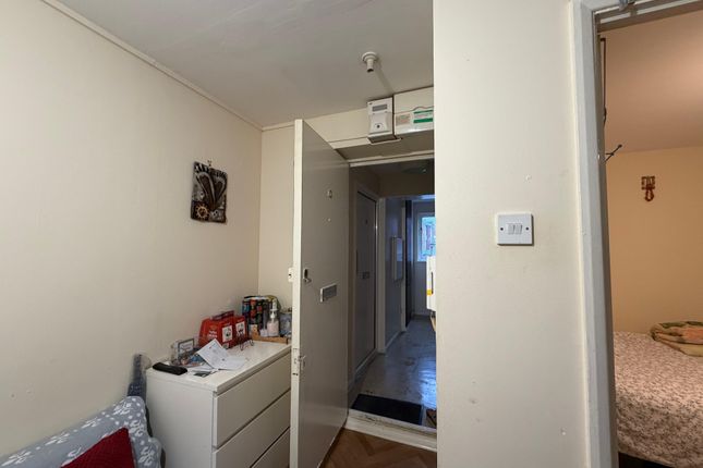 13, Wren Close, Greater London photo 4