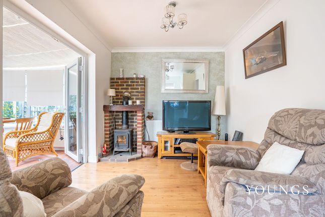 6 Matlock Road, Canvey Island photo 4