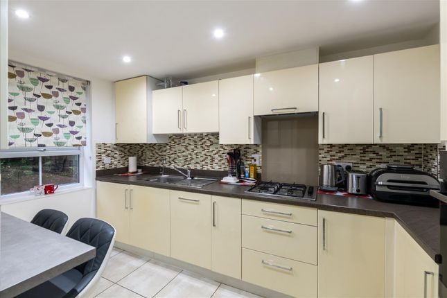 Witney Road, Crawley photo 3