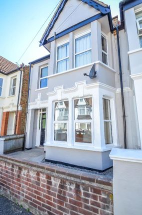 Flat for sale in Leighton Avenue, Leigh-On-Sea