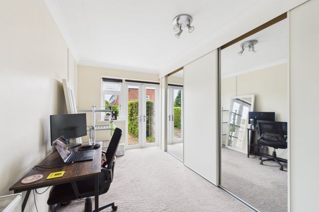 22, Chalfont Avenue, Buckinghamshire photo 4
