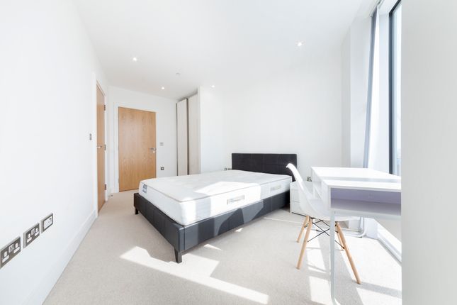 Flat to rent in Sky View Tower, 12 High Street, Stratford, London
