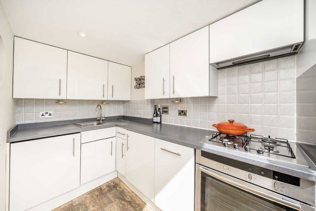 Flat 2, 332, Old York Road, London photo 2