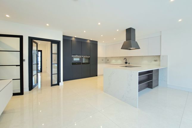 201, Tolworth Rise North, Tolworth photo 2