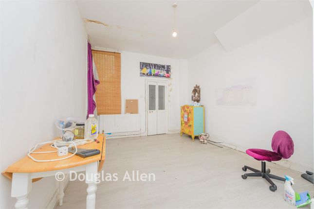 35A, Warwick Gardens, Ilford photo 3
