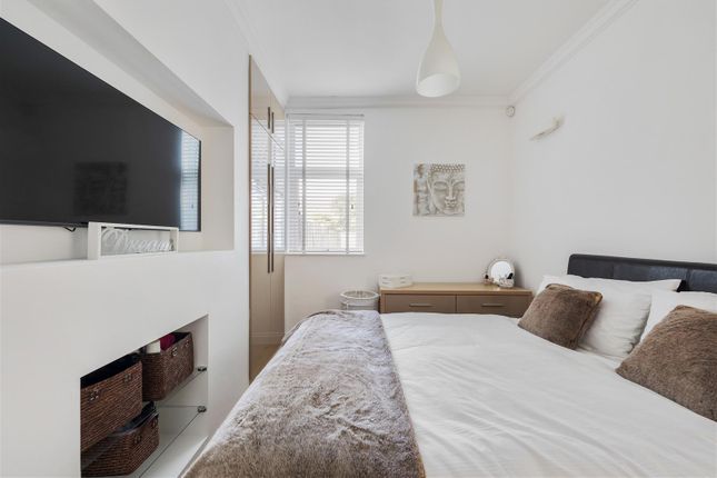 Flat for sale in Chelmsford Road, London