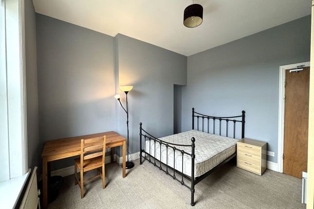 1b 174, Stow Hill, Newport photo 4