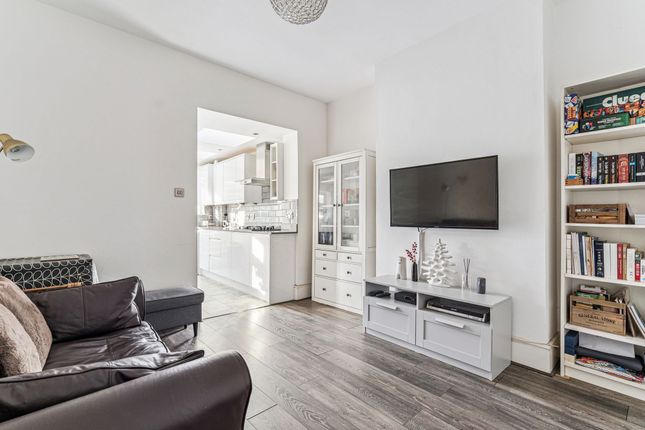 17 Woodford Road, Watford photo 4