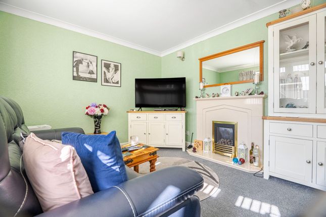 14 Ferndale Avenue, Lowestoft photo 3