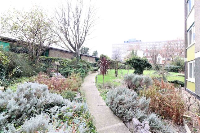 22, Deverill Court, London photo 4