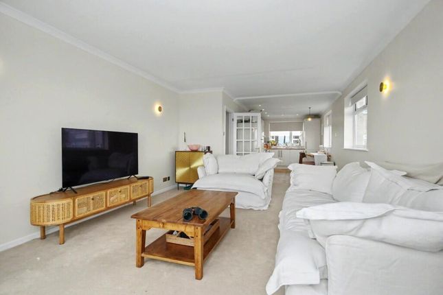 6 Totland Court , Victoria Road , Milford on Sea  photo 2
