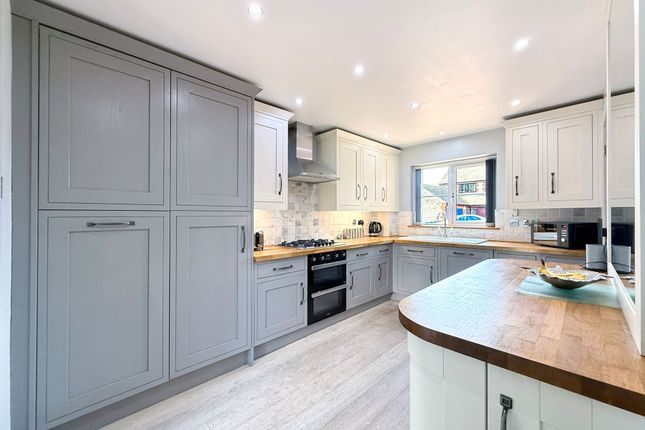 8 Ash Gardens, Swindon photo 3