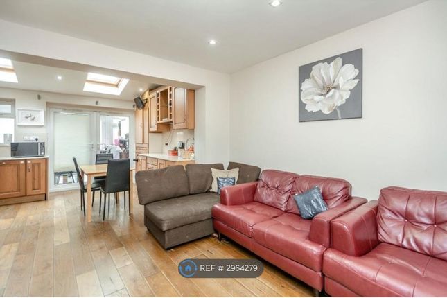Hodder Drive, Perivale, Greenford photo 3