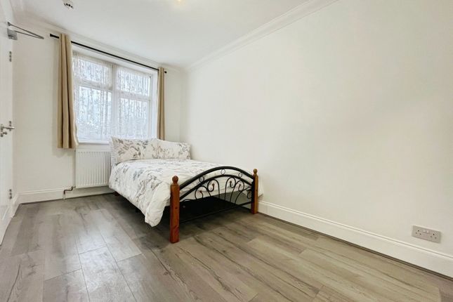 Goodwood Avenue, Enfield photo 2