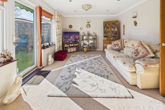 7 Rackham Close, Crawley photo 2