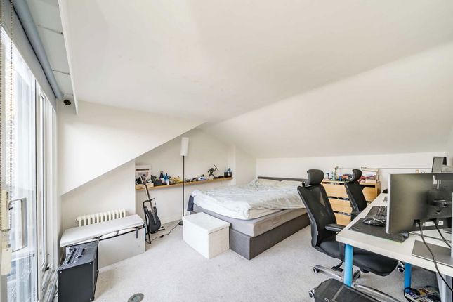 Top Floor Flat, 10, Callow Street, London photo 4