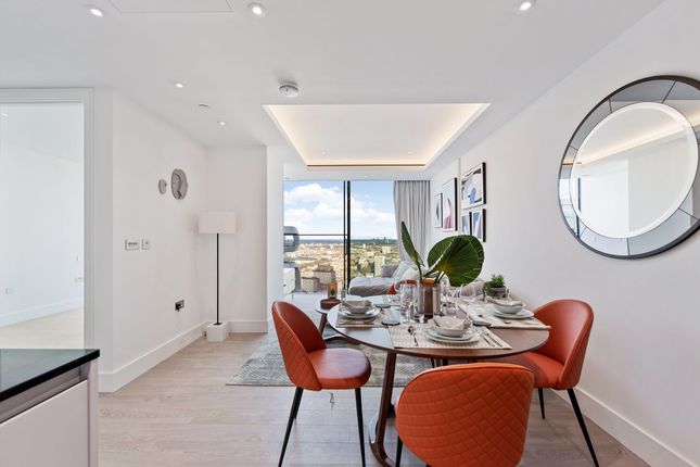 Flat to rent in Carrara Tower, Bollinder Place, London