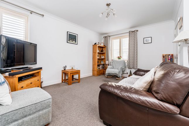 4 Skylark Road, Cheltenham photo 3