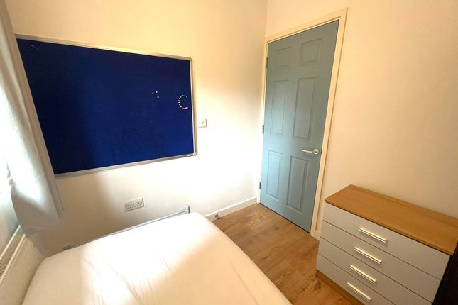Room 1 and Room 2, 24, Manton Crescent, Lenton Abbey, Nottingham photo 5