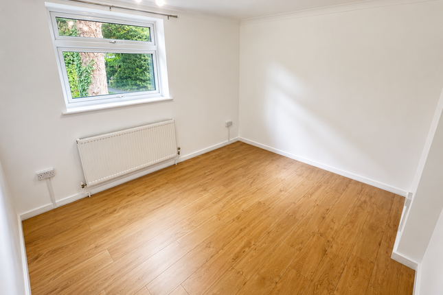 7, Paddock Close, Dartford photo 5