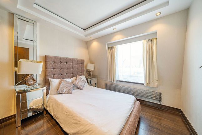 Flat for sale in George Street, Marylebone, London