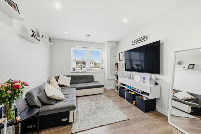 Flat 8, St. Marks Court, 717, London Road, Sutton photo 3