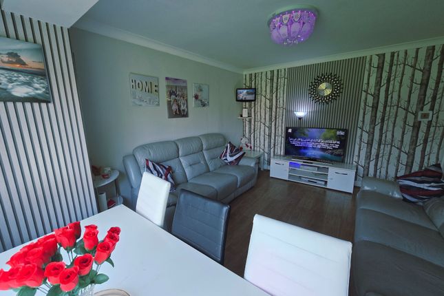 25 Brayshaw Drive, Bradford photo 4