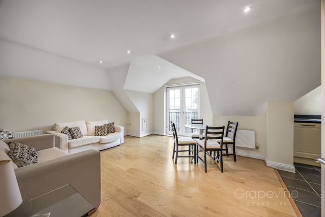 Flat Flat 8, 54 Woodfield Court, Headley Road, Reading photo 3