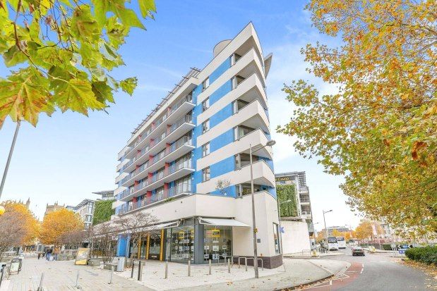 Flat to rent in Waverley House, Bristol